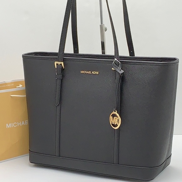 MICHAEL KORS
Jet Set Travel Large Top Zip Shoulder Tote Saffiano Leather
Black - Picture 13 of 16